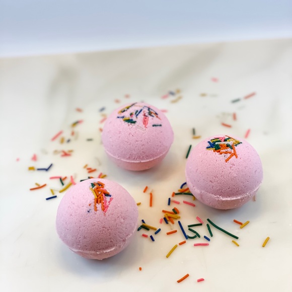 Handmade bath bomb// cotton candy fragrance - Picture 2 of 4